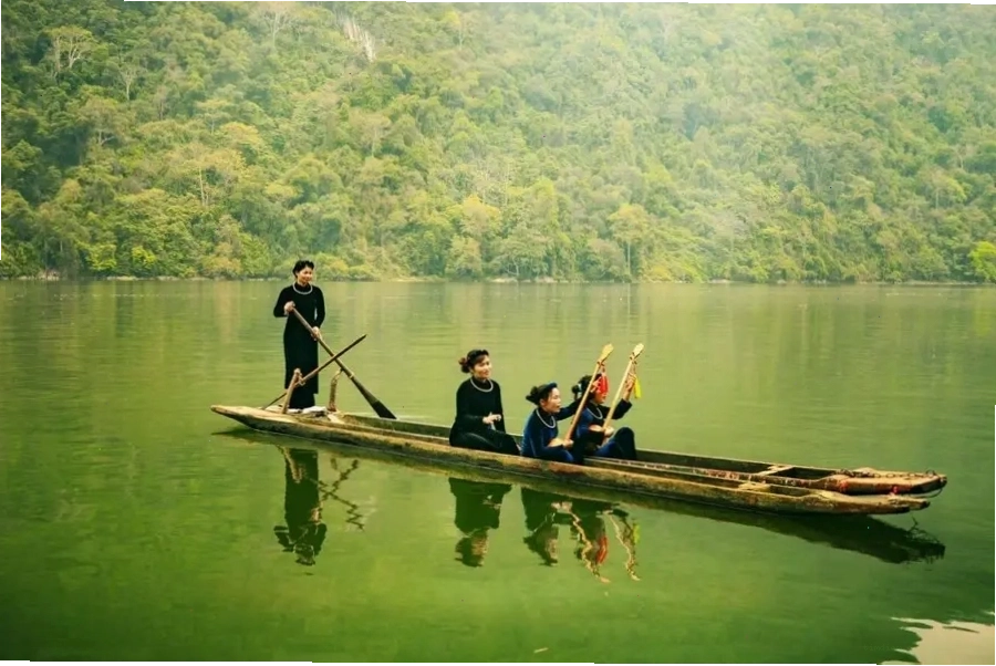 Hồ Ba Bể, địa điểm du lịch miền Bắc 2 ngày 1 đêm mang vẻ đẹp sơn thủy hữu tình và không gian yên bình