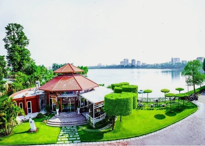 Hồ Bạch Đằng vào buổi chiều tà, mang vẻ đẹp yên bình và lãng mạn