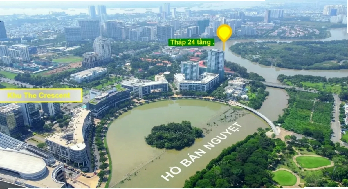 Hồ Bán Nguyệt lung linh về đêm