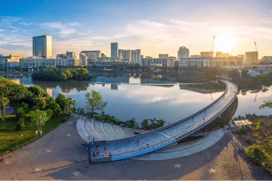 Hồ Bán Nguyệt yên bình bên cạnh Cầu Ánh Sao