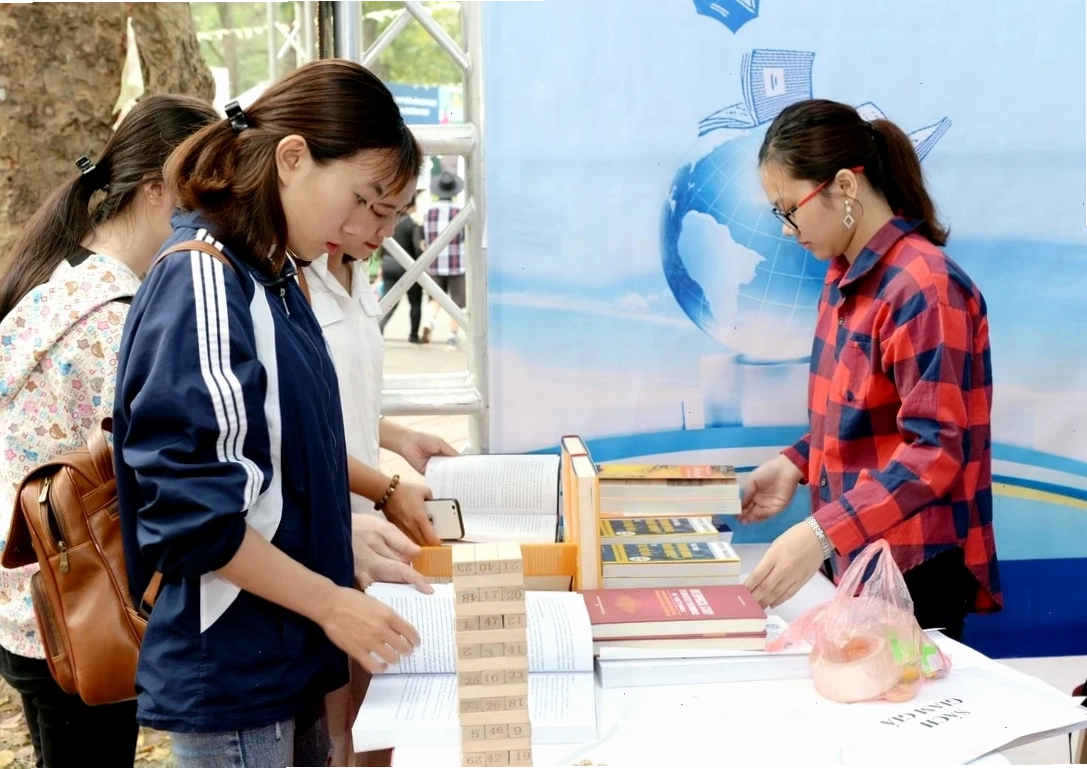 Hồ Bảy Mẫu trong Công viên Thống Nhất về đêm