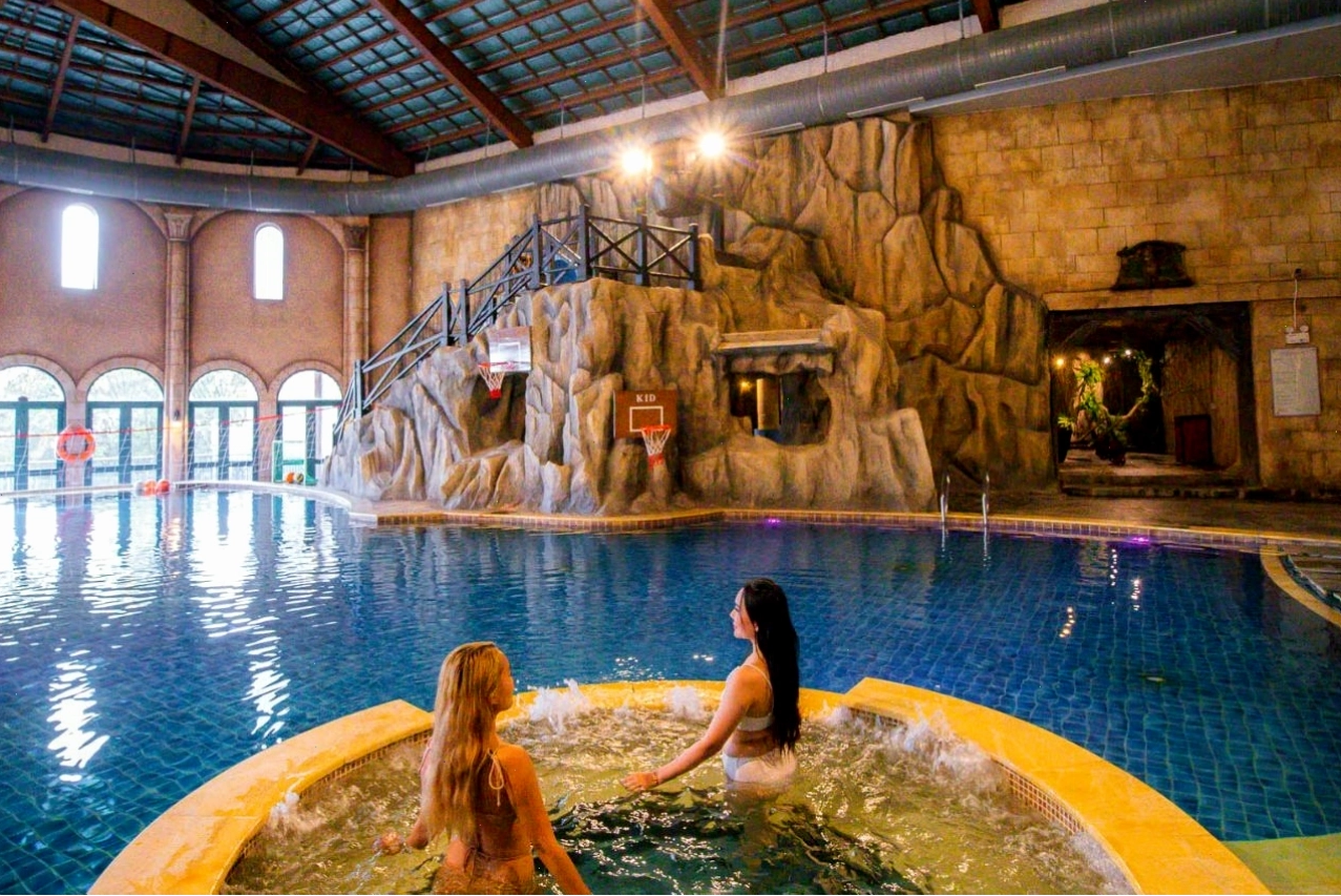 Hồ bơi 4 mùa tại Mercure Danang French Village Bana Hills