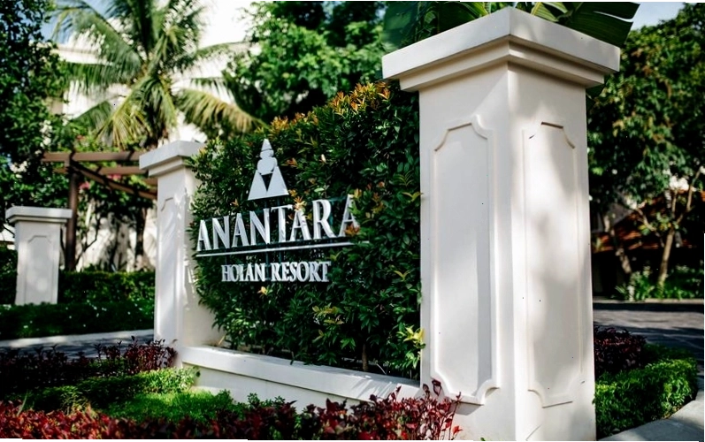 Hồ bơi Anantara Hoi An Resort nhìn từ ban công phòng