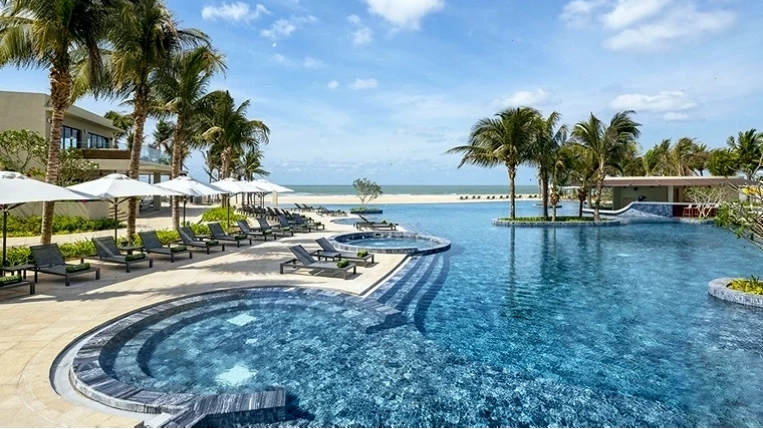 Hồ bơi chính ngoài trời tại resort melia ho tram
