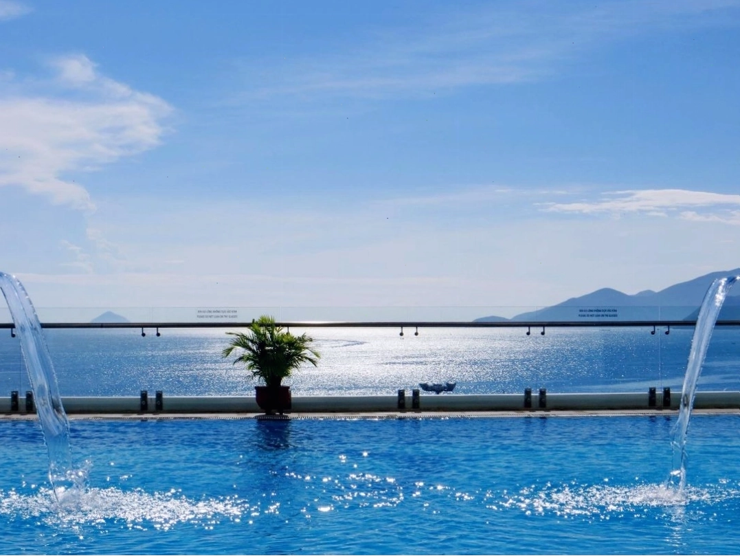 Hồ bơi Havana Nha Trang sạch sẽ với view biển thoáng đãng