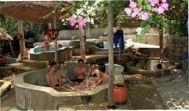 Hồ bơi khoáng nóng tại Suối nước nóng Tháp Bà Nha Trang