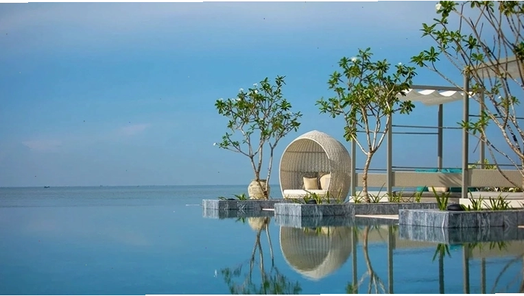 Hồ bơi khu vực The Level sang trọng và riêng tư