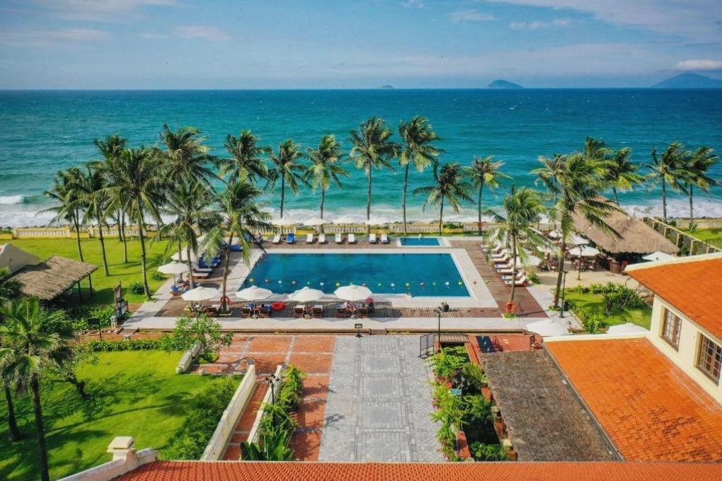 Hồ bơi lớn hướng biển tại resort Hội An