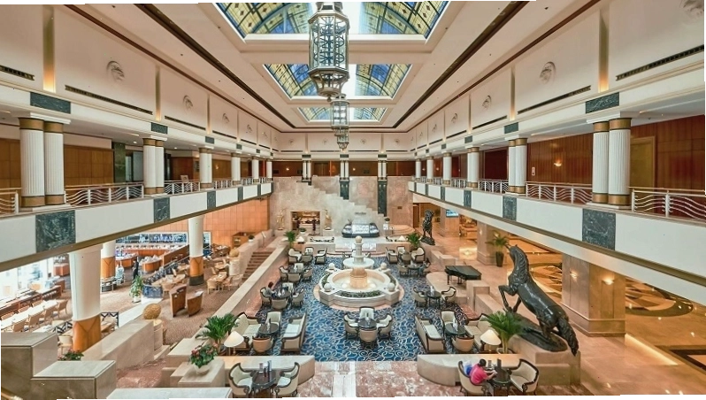 Hồ bơi Lotte Hotel Saigon rộng lớn và ấn tượng