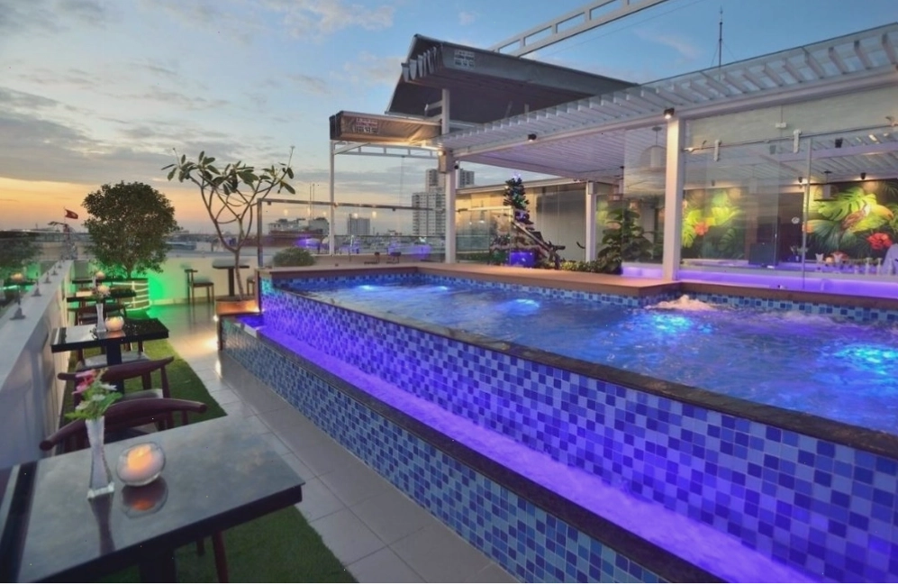 Hồ bơi ngoài trời tại Aiden Saigon Hotel