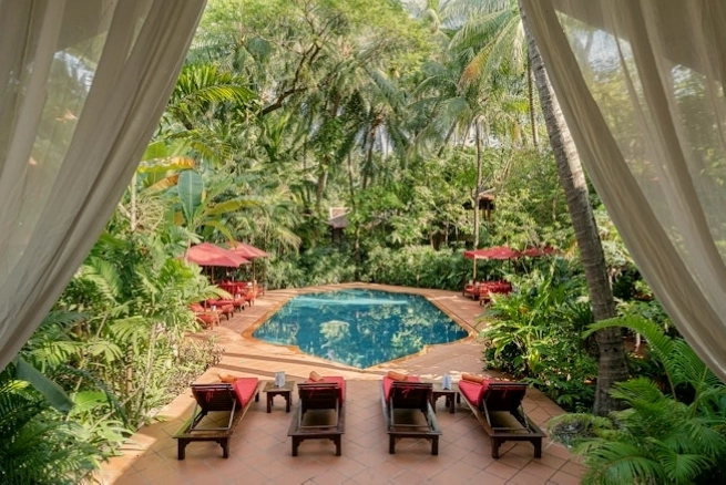 Hồ bơi ngoài trời tại Angkor Village Hotel