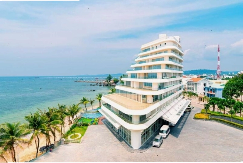 Hồ bơi ngoài trời tại khách sạn gần sân bay Phú Quốc