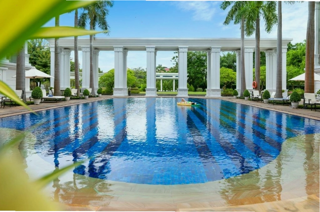Hồ bơi ngoài trời tại Khách sạn Indochine Palace Huế