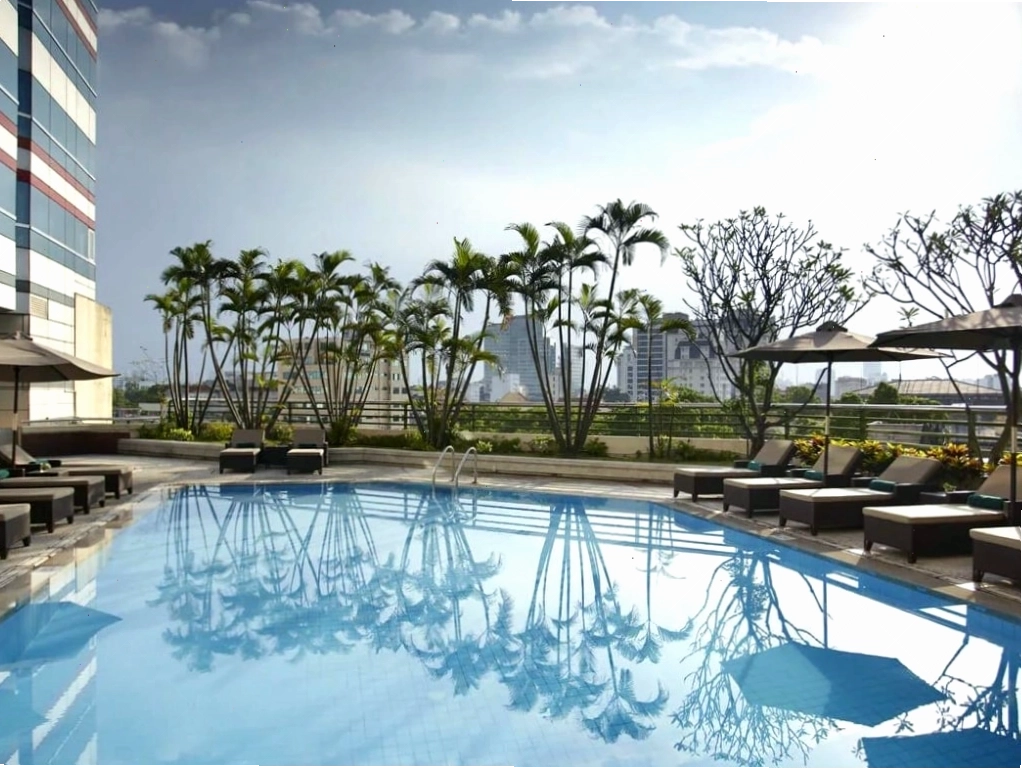Hồ bơi ngoài trời tại Khách Sạn Melia Hà Nội