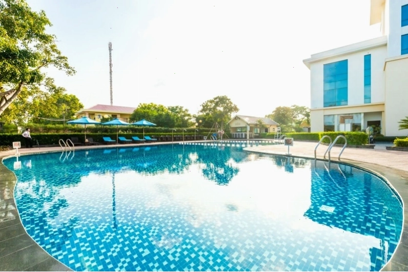 Hồ bơi ngoài trời tại khách sạn Mường Thanh
