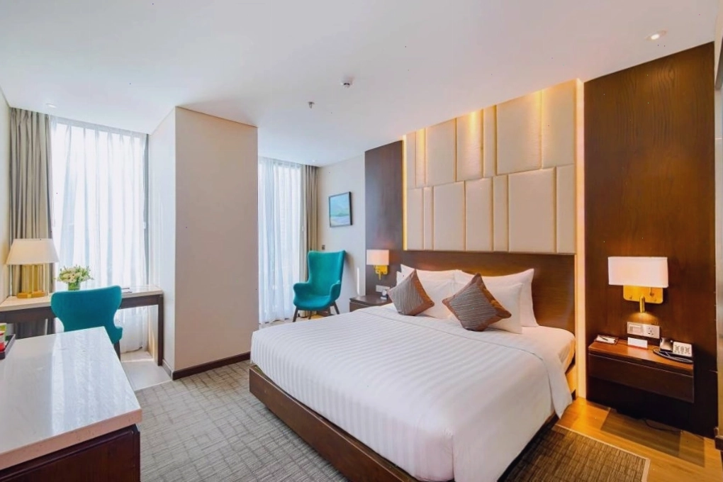Hồ bơi ngoài trời tại Khách sạn New Orient Đà Nẵng