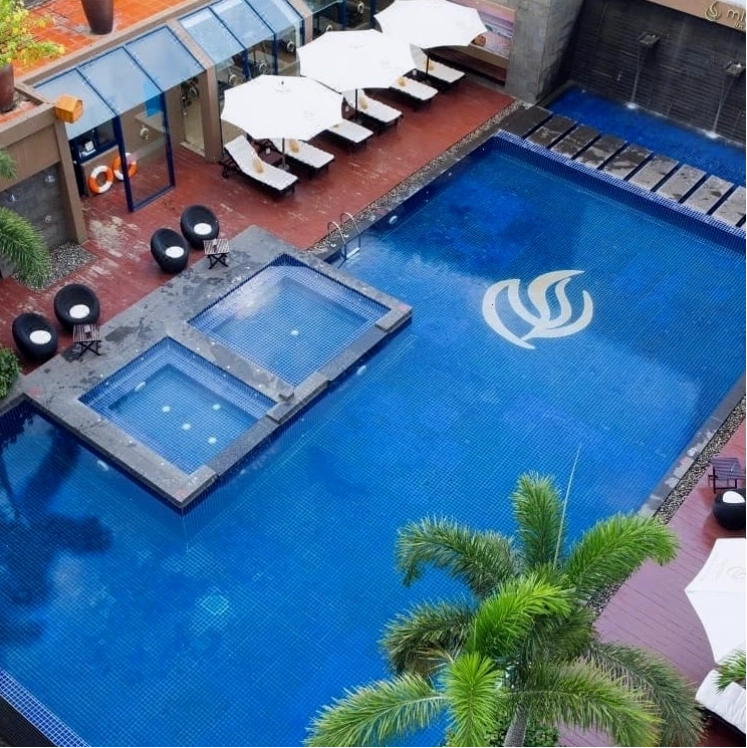 Hồ bơi ngoài trời tại Michelia Hotel 4 sao Nha Trang