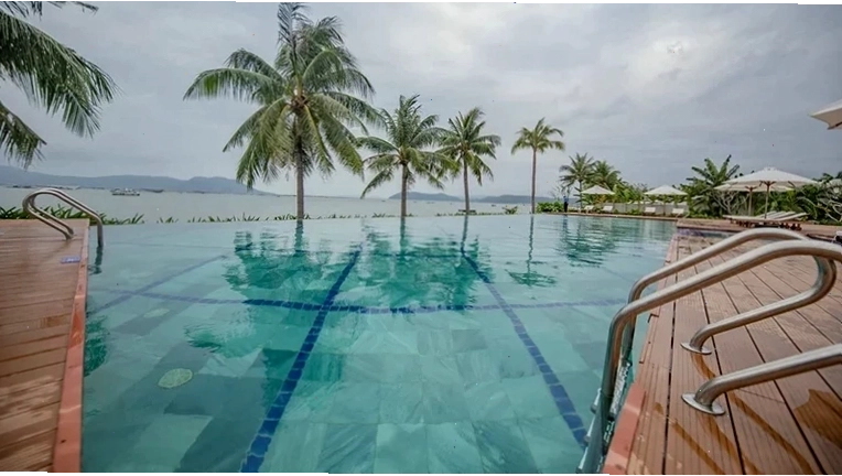 Hồ bơi ngoài trời tại Quê Tôi Village nhìn ra biển
