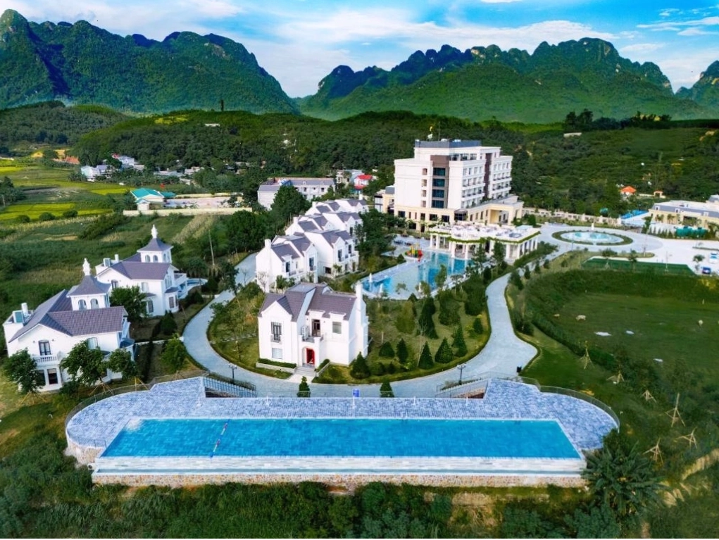 Hồ bơi ngoài trời tại resort Hòa Bình giữa đồi núi