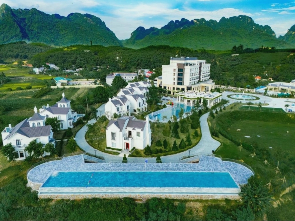 Hồ bơi ngoài trời tại Serena Kim Bôi Resort