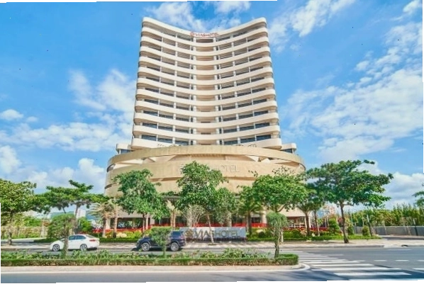 Hồ bơi ngoài trời tại The Cap Hotel Vũng Tàu nhìn ra biển