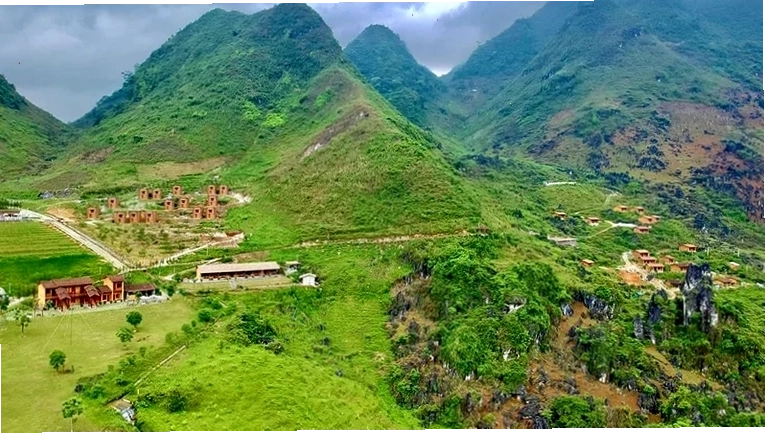 Hồ bơi ngoài trời với tầm nhìn ra núi non hùng vĩ tại H