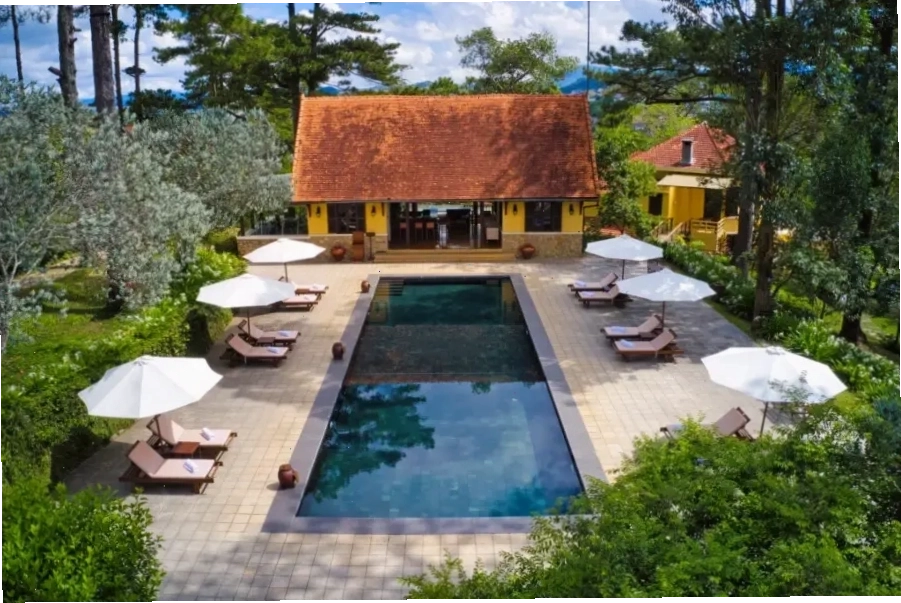 Hồ bơi nước ấm ngoài trời tại Ana Mandara Villas Đà Lạt