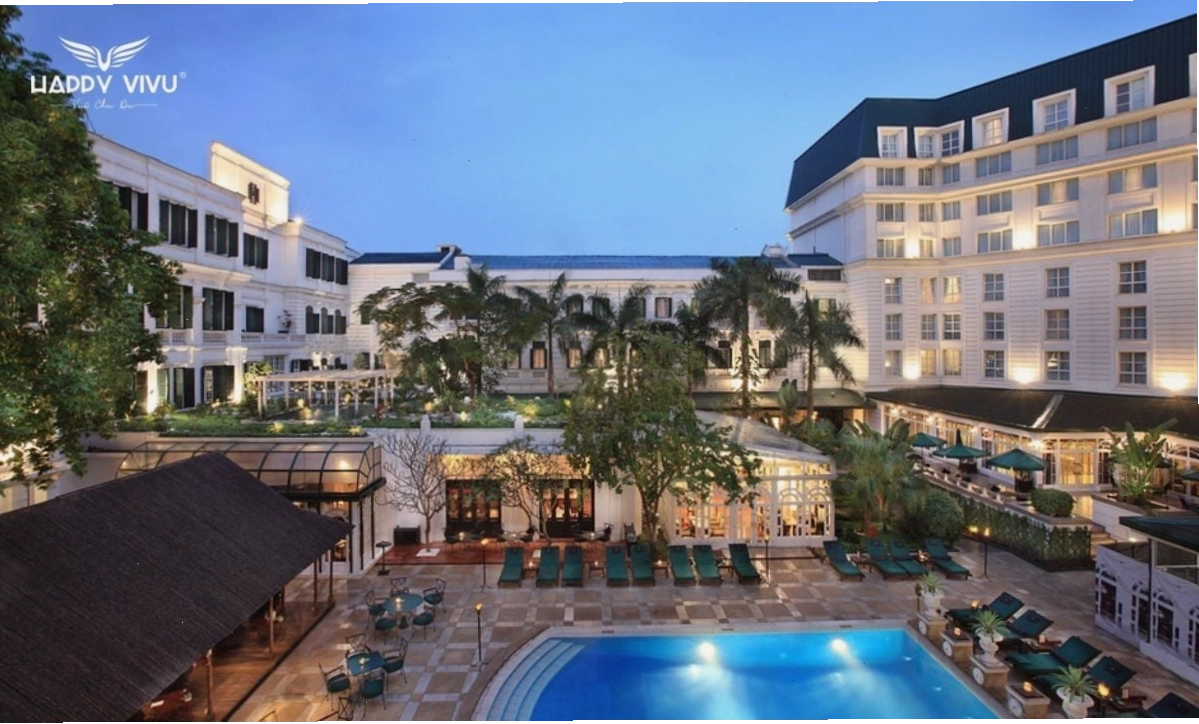 Hồ bơi nước ấm ngoài trời tại Sofitel Legend Metropole Hà Nội