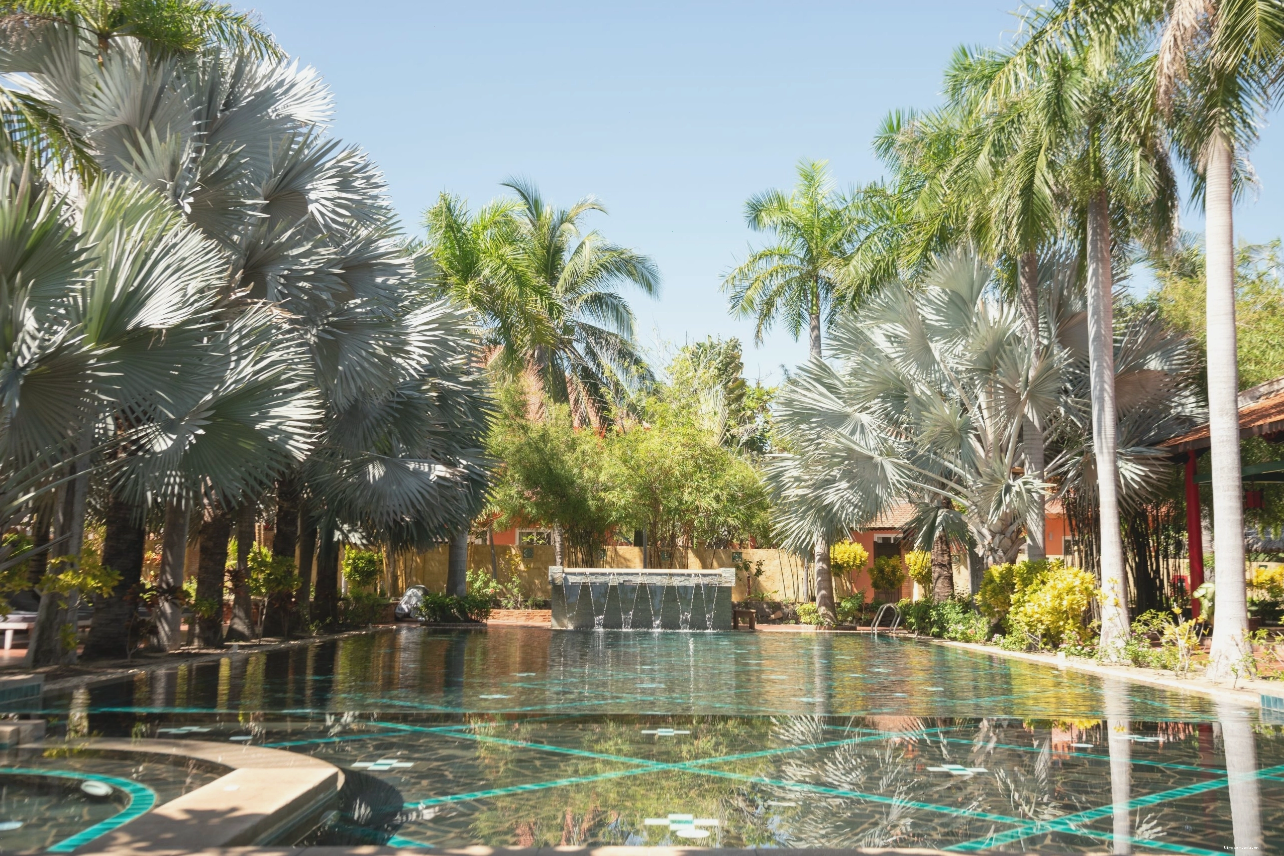 Hồ bơi tại Full Moon Village Resort với tầm nhìn đẹp
