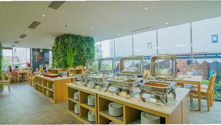 Hồ bơi tại Greenery Hotel Đà Nẵng với tầm nhìn đẹp