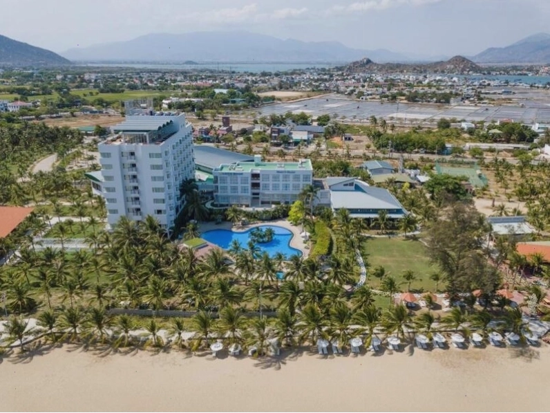Hồ bơi tại Hoàn Mỹ Resort Ninh Chữ