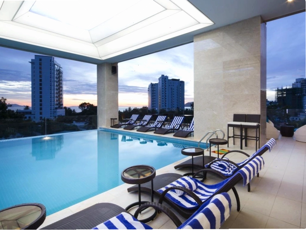 Hồ bơi tại Khách sạn Dendro Gold Nha Trang