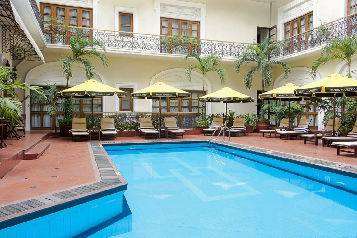Hồ bơi tại Khách sạn Majestic Sài Gòn
