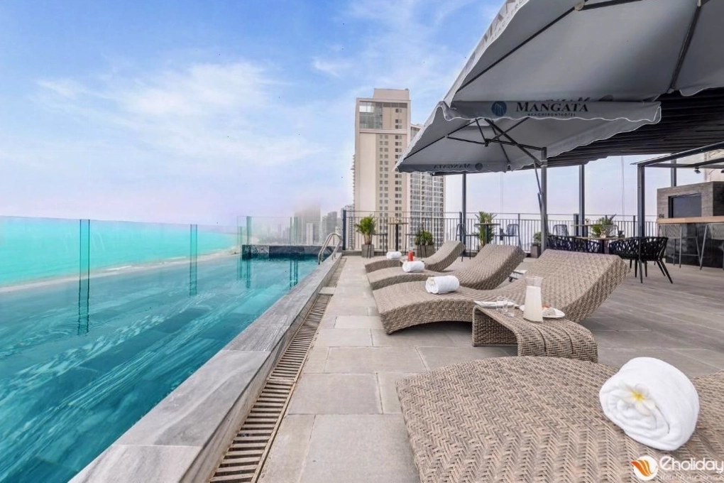 Hồ bơi tại Khách sạn Mangata Beachfront Đà Nẵng