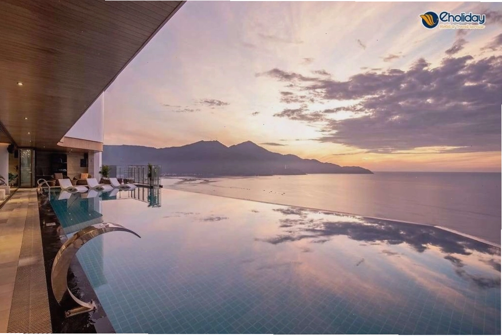 Hồ bơi tại Khách sạn Radisson Red Đà Nẵng