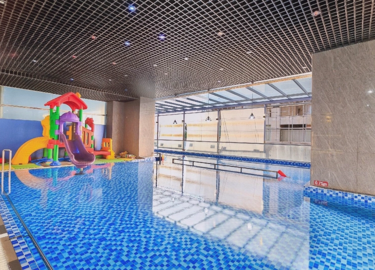 Hồ bơi tại Khách sạn San Hô Vũng Tàu được thiết kế thêm không gian vui chơi cho trẻ em