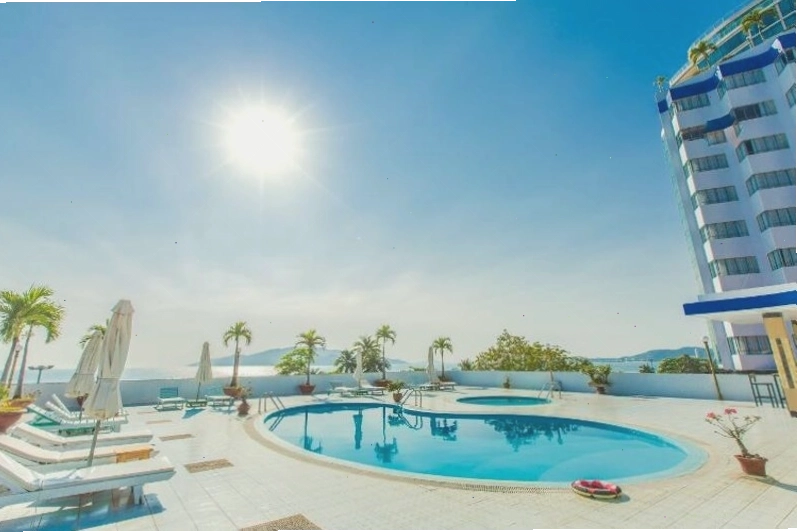 Hồ bơi tại Khách sạn Yasaka Sài Gòn Nha Trang với không gian thoáng đãng