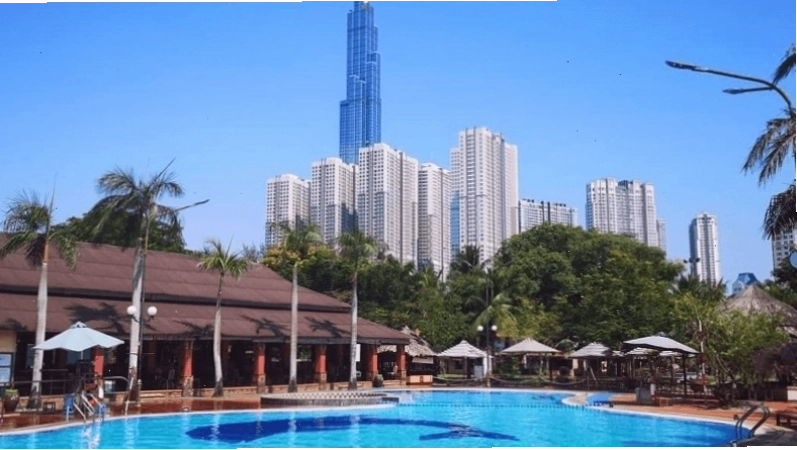 Hồ bơi tại Khu Du Lịch Văn Thánh với làn nước trong xanh