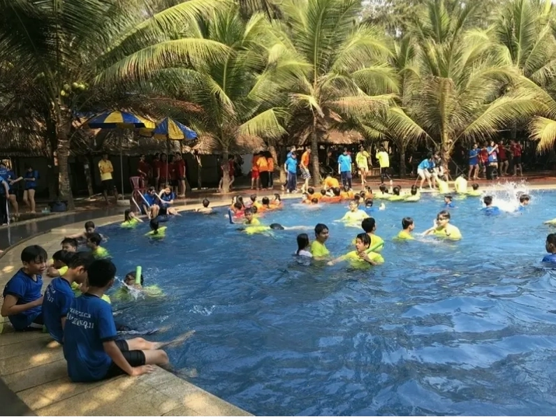 Hồ bơi tại Long Cung Resort