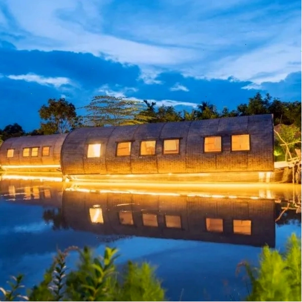 Hồ bơi tại Mekong Silt Ecolodge với không gian nhìn ra vườn