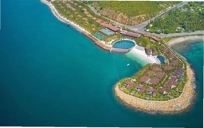Hồ bơi tràn bờ tại Amiana Resort and Villas Nha Trang