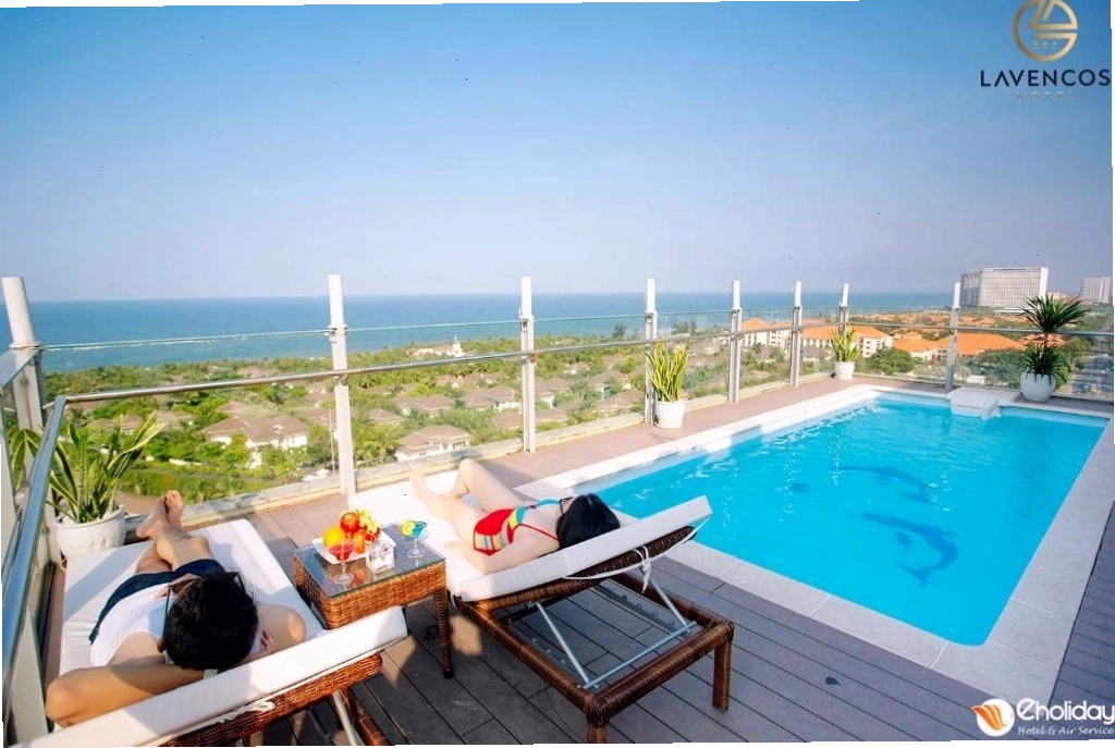 Hồ bơi trên sân thượng của Khách sạn Lavencos Đà Nẵng