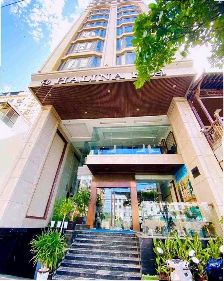 Hồ bơi trên tầng thượng của Halina Hotel Đà Nẵng với tầm nhìn bao quát