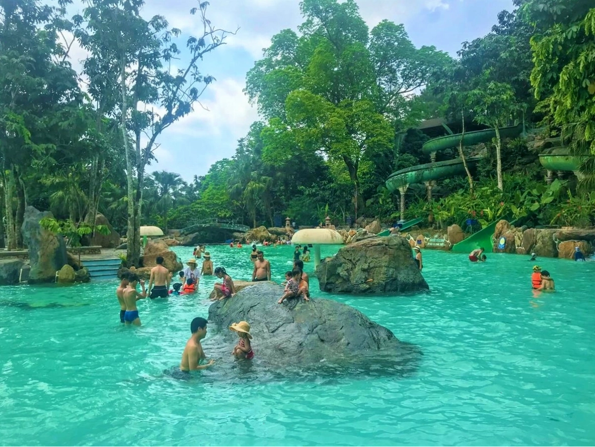 Hồ bơi trong xanh tại khu Trung Sơn