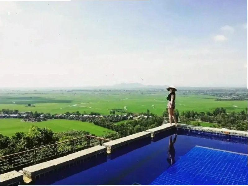 Hồ bơi Victoria Núi Sam Lodge với tầm nhìn bao quát