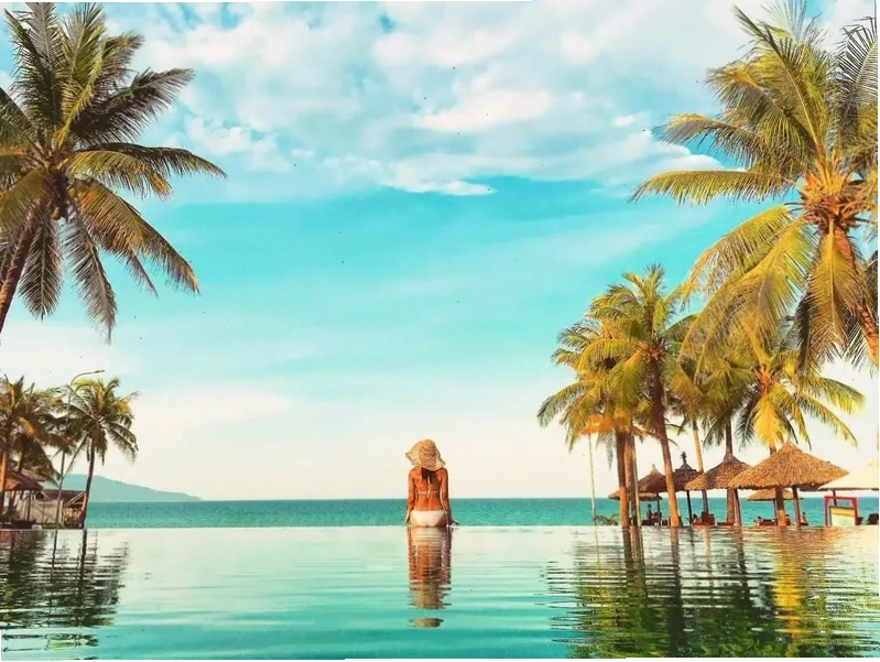 Hồ bơi vô cực bên biển mang đến tầm nhìn ngoạn mục tại Furama Resort Danang Vietnam