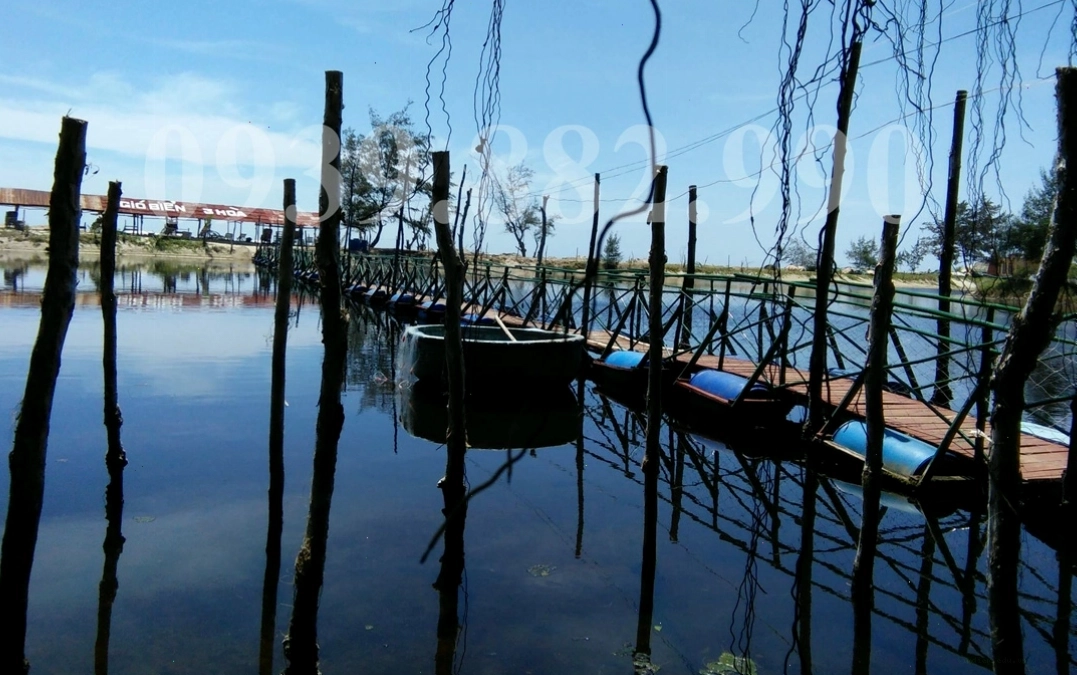 Hồ bơi vô cực nhìn ra biển tuyệt đẹp tại Khu Du Lịch Gió Biển Hồ Tràm