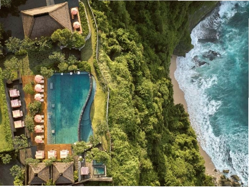 Hồ bơi vô cực tại Bulgari Resort Bali với tầm nhìn hướng biển