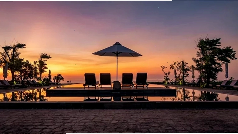 Hồ bơi vô cực tại Crown Retreat Quy Nhơn với tầm nhìn hướng biển