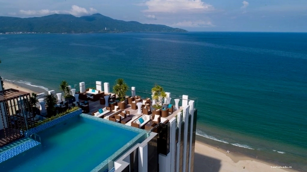 Hồ bơi vô cực tại Haian Beach Hotel & Spa với view biển đẹp